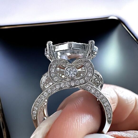 NIB Alloy White Gold Cubic Zirconia Heart Diamond Sterling Silver Ring - Size 8. - Picture 3 of 7